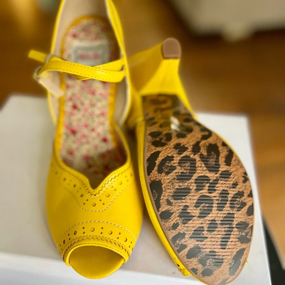Bettie Page by Ellie Bright Yellow Mary Jane Heels - Picture 3 of 5
